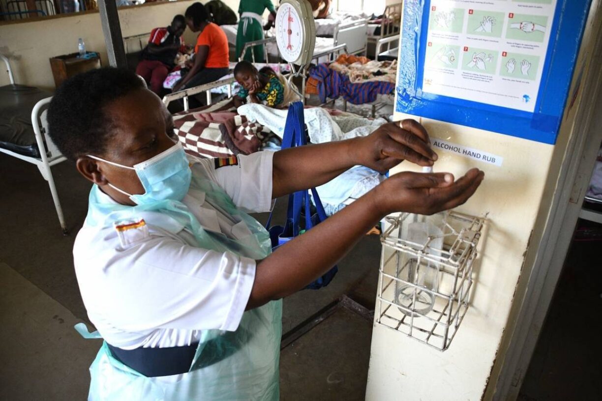 Gertrude Masika, Sykepleieransvarlig ved barneavdelingen, desinfiserer hendene etter å ha pleiet pasienter ved Fort Portal Regional Referral Hospital i Uganda. Foto: UNICEF/UN0572775/Wamala