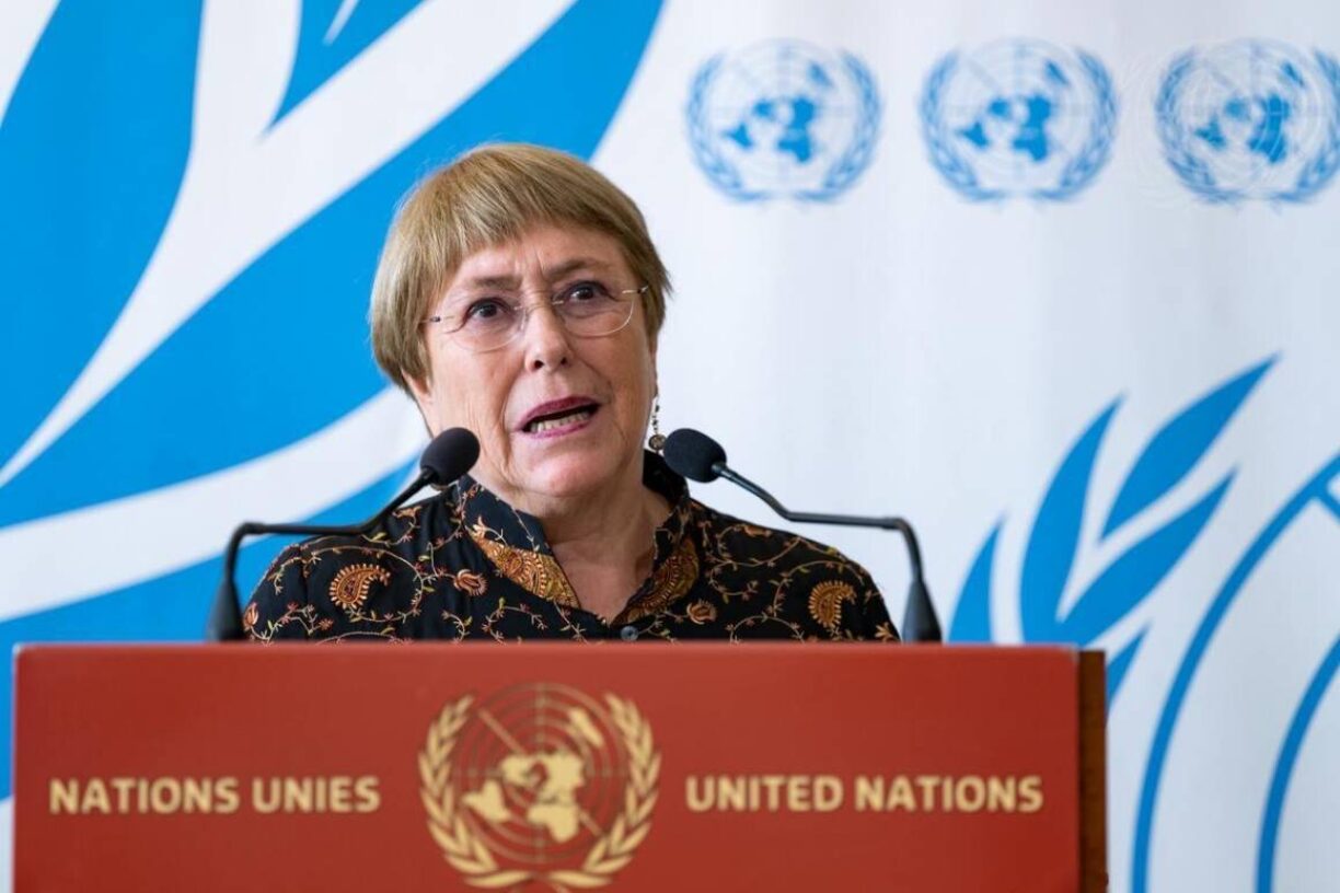 FNs høykommissær for menneskerettigheter Michelle Bachelet diskuterer med reportere ved åpningen av den 50.sesjonen av Menneskerettighetsrådet i Genève, Sveits. Foto: UN Photo/Jean Marc Ferré