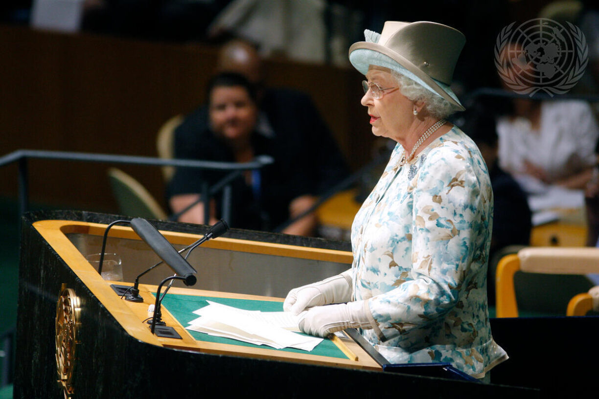 Dronning Elizabeth II var fra 1952 til sin død i 2022 regjerende dronning av Storbritannia. I 2010 besøkte hun FNs hovedkvarter i New York, hvor hun talte til FNs generalforsamling. Foto: UN Photo/Evan Schneider