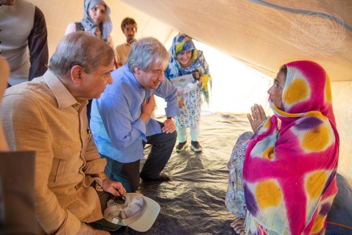 FNs generalsekretær António Guterres (i midten), besøkte nylig Pakistan for å bevitne de katastrofale ødeleggelsene av flomkatastrofen som har rammet landet. FN knytter katastrofen til klimaendringene. Foto: UN Photo/Eskinder Debebe