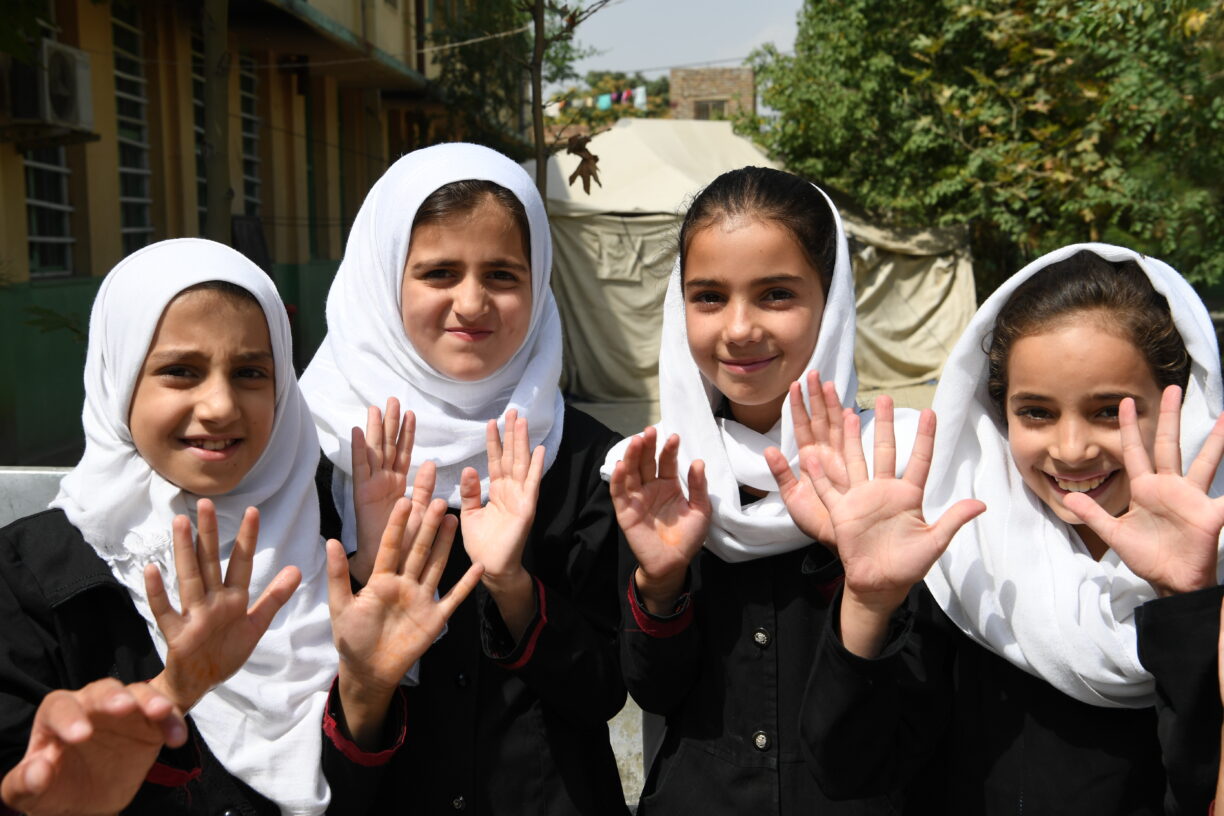 I mars økte Norge støtten til sivile i Afghanistan, for å bidra til grunnleggende tjenester som utdanning og helse, særlig for jenter. FN-sambandet er bekymret for hva som kommer i statsbudsjettet 6. oktober. Disse jentene har nettopp vasket hendene på BiBi Mehro Girls High School, i Kabul, hovedstaden i Afghanistan. Foto: UNICEF/Frank Dejongh