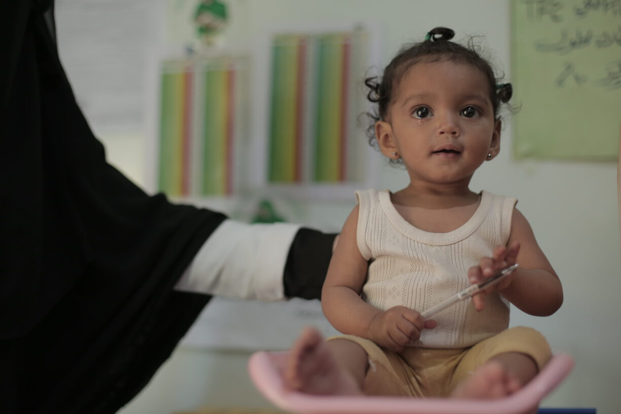 Ni måneder gamle Nour Fatini behandles for underernæring på et helsesenter i Sana. Nour Fatini er nå utenfor livsfare siden hun har kommet seg etter alvorlig akutt underernæring. Foto: UNICEF/UNI366578/Abaidi.