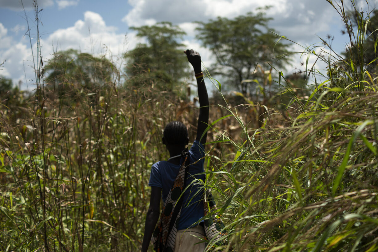 En 13 år gammel jente står midt i en åker i Uganda. Foto: UNICEF/UNI377887/Bongyereirwe