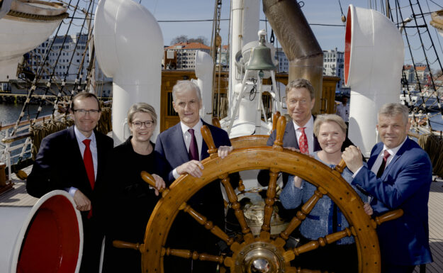 Mandag arrangerte Regjeringen havkonferanse i Bergen i forbindelse med One Ocean Week. Kronprins Haakon åpnet konferansen. Statsministeren deltok sammen med klima- og miljøminister Espen Barth Eide, olje- og energiminister Terje Aasland, fiskeri- og havminister Bjørnar Skjæran, arbeids- og inkluderingsminister Marte Mjøs Persen og utviklingsminister Anne Beathe Tvinnereim. Foto: Paul S. Amundsen/Klima- og miljødepartementet/SMKs konto på Flickr