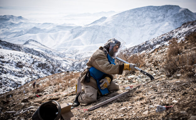 Landminer utgjør en enorm trussel mot matsikkerhet. Bildet viser en spesialist som utfører minerydningsoperasjoner etter å ha oppdaget et metallstykke i fjellene nær Kabul, Afghanistan. Foto: NDM/Cengiz Yar.