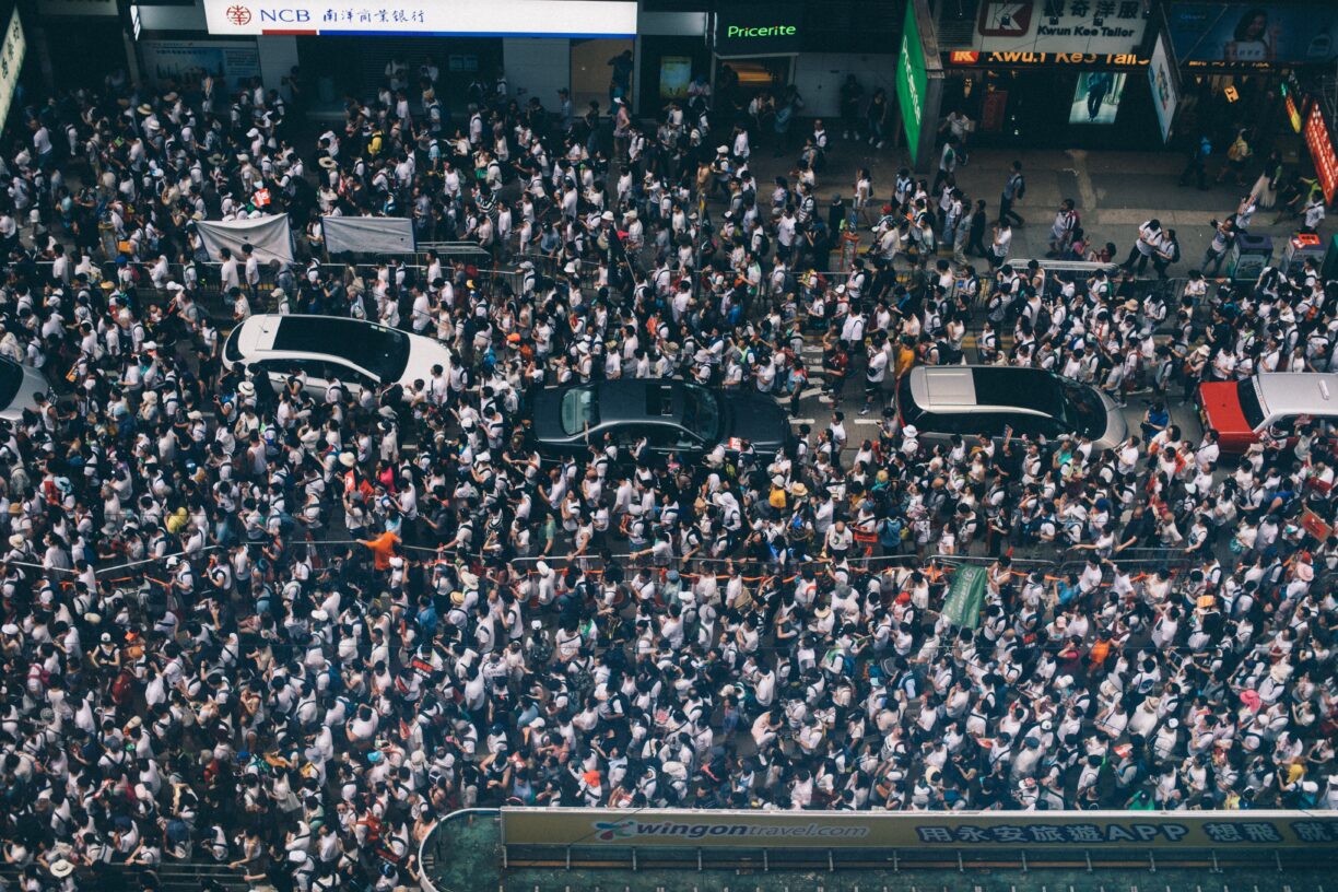 Trangt om plassen i Hongkongs gater. Bildet er tatt under en demonstrasjon i 2019. Foto: Joseph Chan/Unsplash.