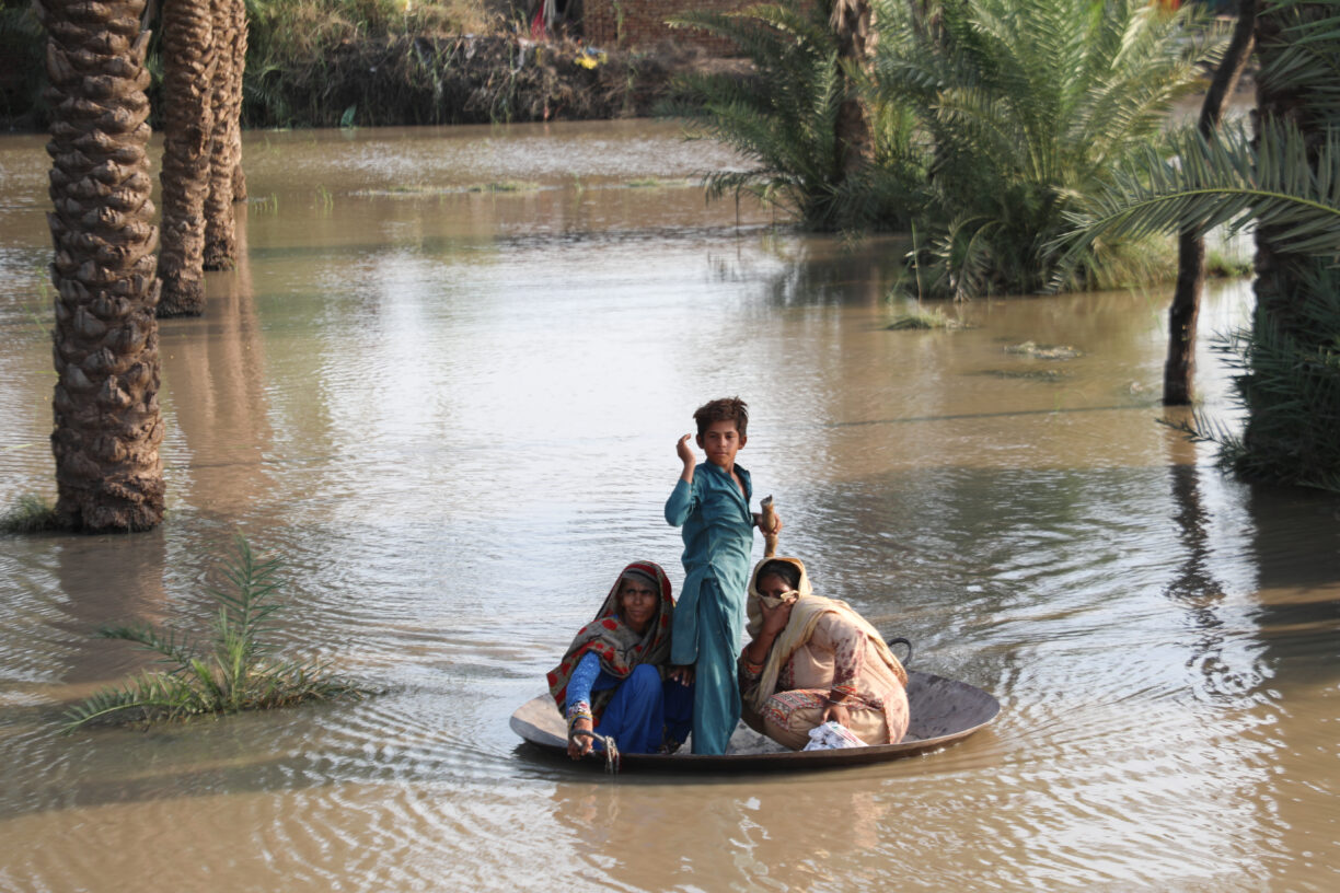 Ett år etter den katastrofale flommen i Pakistan lever rundt fire millioner barn uten tilgang til rent vann, ifølge UNICEF, og uten tilstrekkelig finansiering vil skrekken vedvare. Foto: OCHA/Pierre Peron.