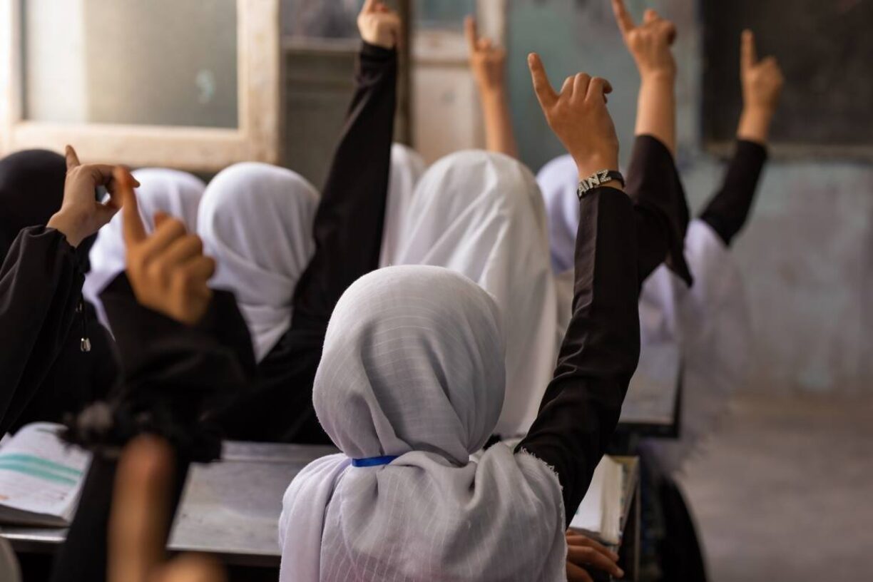 Nå er det to år siden Taliban kom til makten i Afghanistan og satte på plass skoleforbudet for ungdomsjenter i landet. En ny FN-kampanje vil rette søkelyset mot den dype fortvilelsen Afghanistans jenter opplever, men også deres utrolige motstandskraft og styrke. Foto: OCHA/Sayed Habib Bidel.