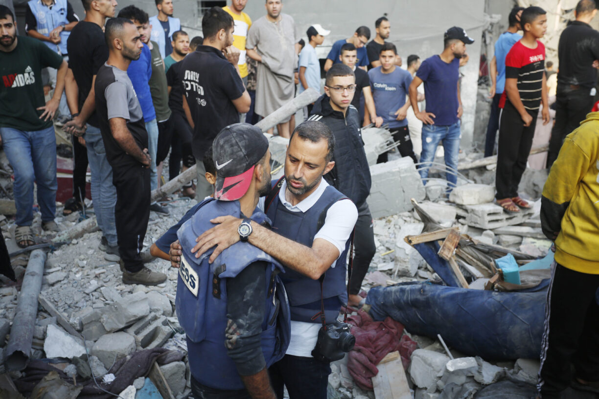 — Midt i de konstante bombeangrepene på alle deler av Gaza og uten ly eller det man trenger for å overleve, forventer jeg at den offentlige ordenen snart vil bryte fullstendig sammen, understreker FN-sjefen i et brev til Sikkerhetsrådet, der han ber om umiddelbar handling. Foto: UNRWA/Ashraf Amra.
