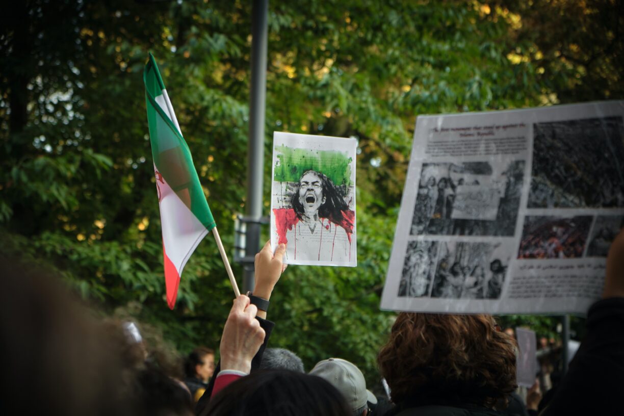 Årets Nobels fredspris handler om menneskerettigheter i Iran. Foto: Artin Bakhan/Unsplash
