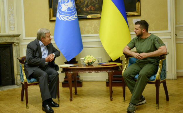 FNs generalsekretær, António Guterres (t.v.) møtte Ukrainas president, Volodymyr Zelenskyj i Lviv i Ukraina i fjor. Foto: UN Photo/Mark Garten