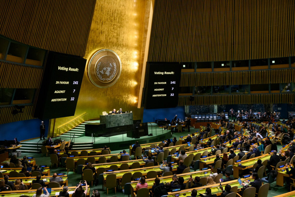FNs generalforsamlings resolusjon A/ES11/L7 ble vedtatt torsdag 23. februar med 141 stemmer for, 7 stemmer mot og 32 avholdende stemmer. Foto: UN Photo/Loey Felipe.