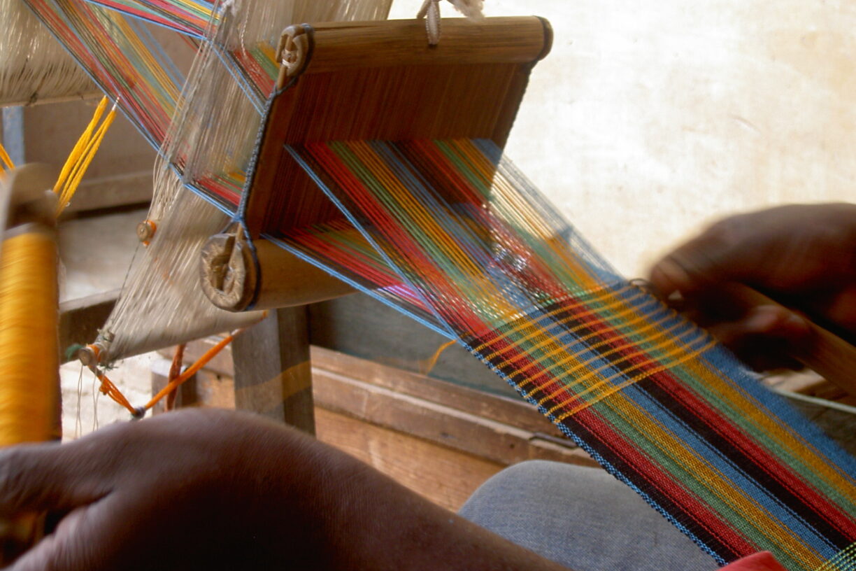 ILOs generaldirektør har lansert et nytt prosjekt i Ghana som skal øke produktiviteten og forbedre arbeidsforhold – særlig for arbeidere i tekstil- og kles- og sheasmør-sektorene. Foto: alltonicnofizz/Flickr