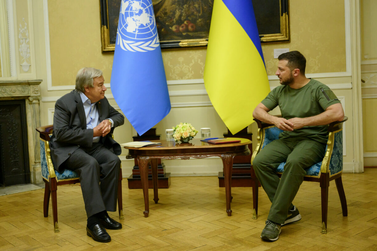FNs generalsekretær, António Guterres (t.v.) møtte Ukrainas president, Volodymyr Zelenskyj i Lviv i Ukraina i fjor. Foto: UN Photo/Mark Garten