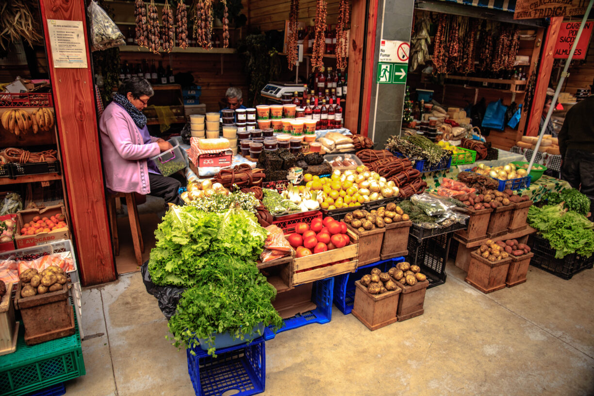 En ny FN-rapport viser en klar sammenheng mellom det å ikke ha råd til et sunt kosthold og variabler som et lands inntektsnivå, fattigdomsforekomst og ulikheter. Bildet viser et matmarked i Ancud, Chile. Foto: Flickr/Murray Foubister.