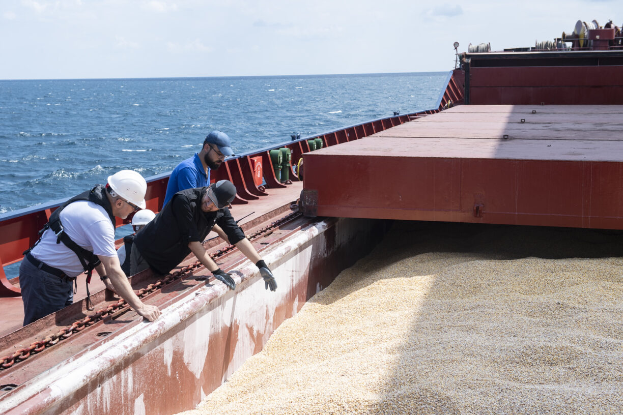 Nå er det ett år siden den FN-meglede kornavtalen «Black Sea Grain Initiative» ble undertegnet av Ukraina, Russland og Tyrkia. Dette initiativet har spilt en viktig rolle i å sikre mateksport fra Ukraina under krigen krig, siden landet er en av verdens største korneksportører. Foto: OCHA/Levent Kulu