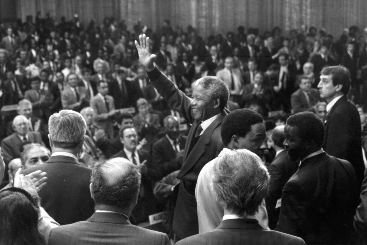 Nelson Mandela, som var visepresidenten av Sør-Afrikas African National Congress (ANC) på den tiden, deltok på Den internasjonale arbeidskonferansens 77. sesjon i 1990, etter han ble løslatt fra fengsel etter 27 år. Han hyllet ILO for sin kamp mot apartheid på 1960-tallet. Foto: ILO.