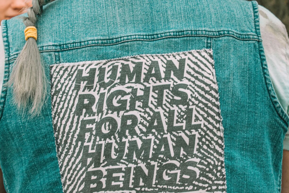 I år er det 30 år siden OHCHR ble opprettet og Wien-erklæringen som etablerte FNs menneskerettighetskontor ble vedtatt. Samtidig, ser vi i dag store tilbakeskritt i å sikre at alles menneskerettigheter blir respektert. Foto: Maria Oswalt/Unsplash.