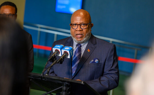 Ambassadør Dennis Francis fra Trinidad og Tobago, valgt president for den 78. sesjonen i FNs generalforsamling, orienterer pressen etter plenumsmøte i FNs generalforsamling. Foto: UN Photo/Loey Felipe.