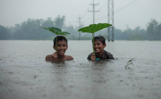 Ekstremvær, på grunn av global oppvarming, har hatt katastrofale effekter. Bare i Bangladesh har én million kvinner, menn og barn mistet livet, som er halvparten av alle ekstremvær-relaterte dødsfall sett i denne perioden. Foto: WMO/Muhammad Amdad Hossain.