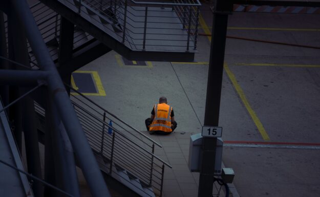 Arbeidsrettigheter i luftfartssektoren var i søkelyset på et teknisk møte arrangert av ILO. Dette møtet førte til en rekke anbefalinger for å forbedre vilkårene for arbeidere og sektorens bærekraft. Foto: Alessio Gravili/Unsplash.