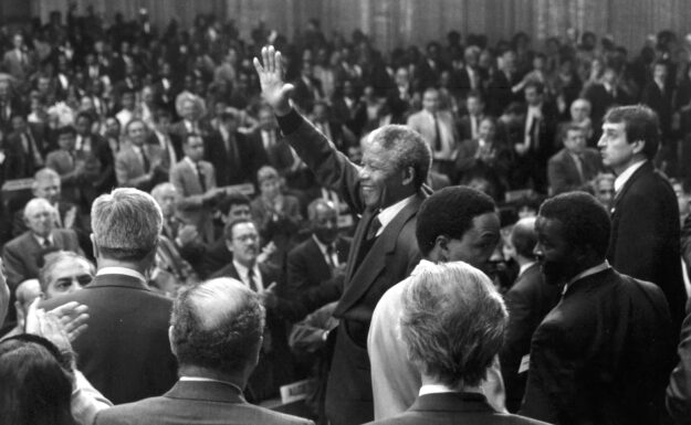 Nelson Mandela, som var visepresidenten av Sør-Afrikas African National Congress (ANC) på den tiden, deltok på Den internasjonale arbeidskonferansens 77. sesjon i 1990, etter han ble løslatt fra fengsel etter 27 år. Han hyllet ILO for sin kamp mot apartheid på 1960-tallet. Foto: ILO.