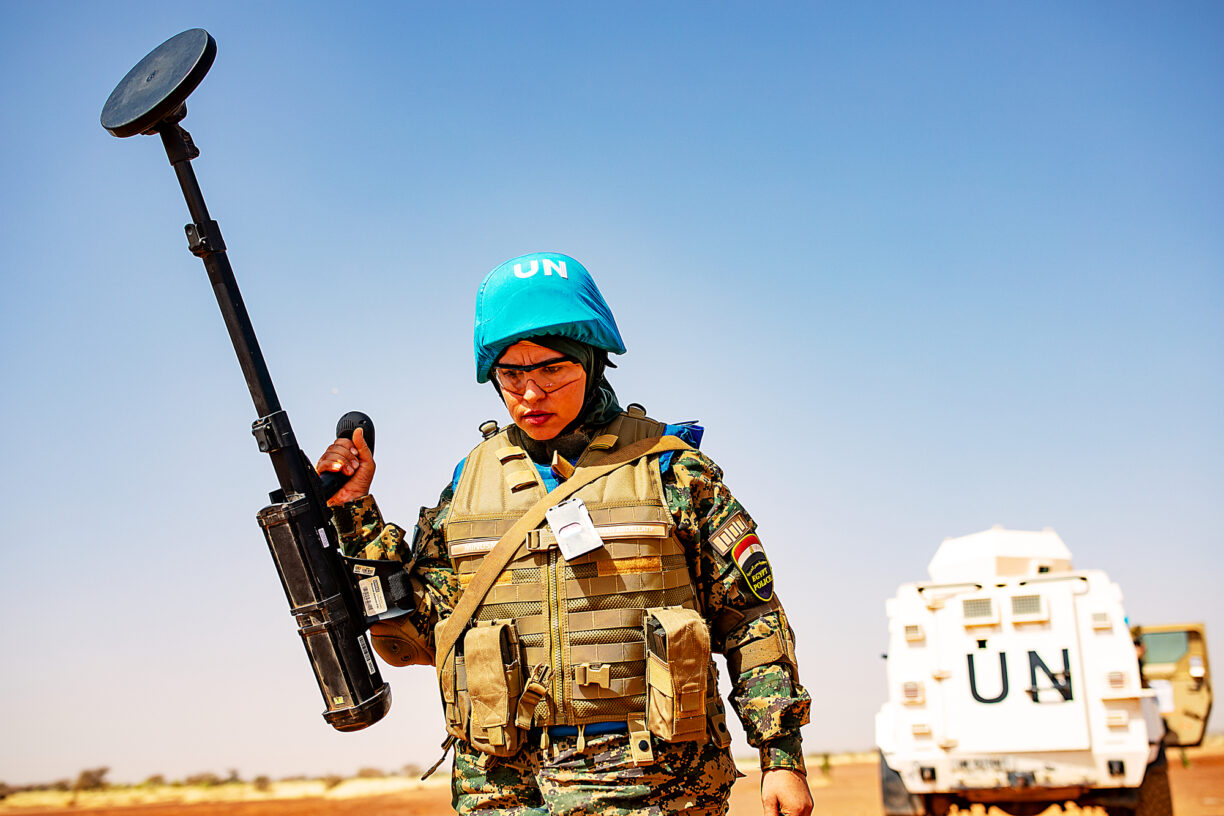 En FN-soldat leter etter eksplosiver i Mali. Foto: UN Photo/Harandane Dicko