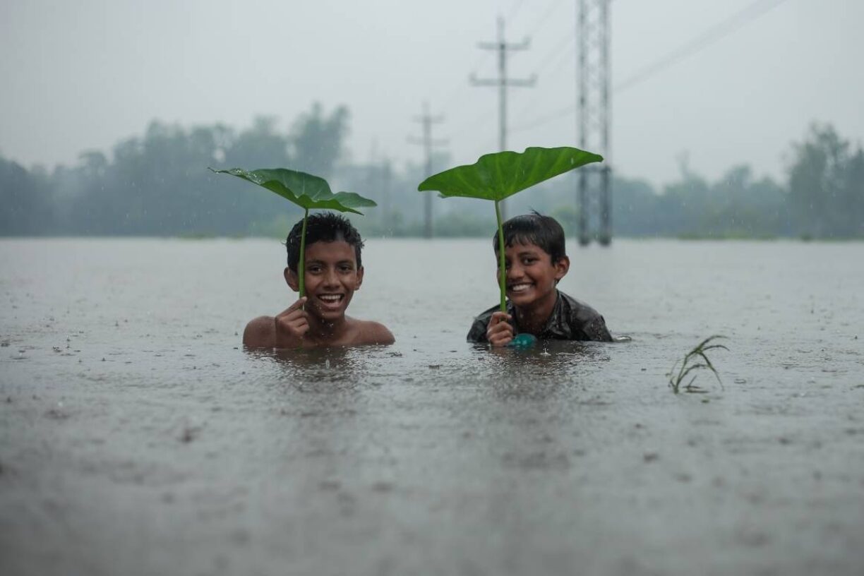 Ekstremvær, på grunn av global oppvarming, har hatt katastrofale effekter. Bare i Bangladesh har én million kvinner, menn og barn mistet livet, som er halvparten av alle ekstremvær-relaterte dødsfall sett i denne perioden. Foto: WMO/Muhammad Amdad Hossain.