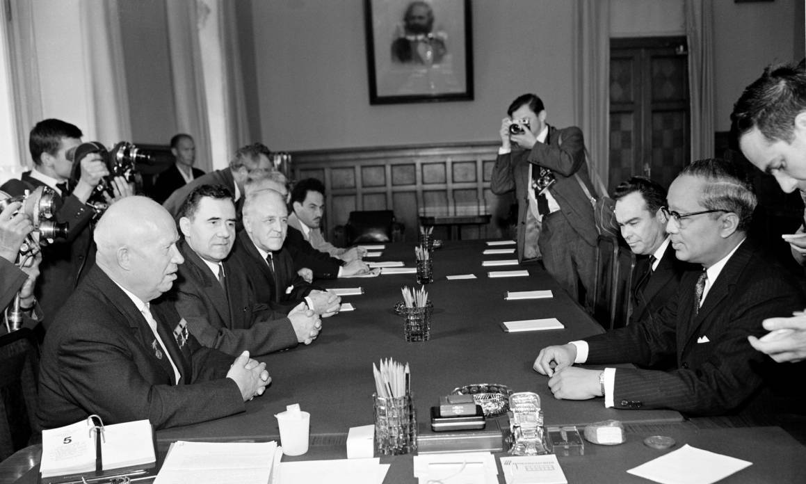 FNs generalsekretær U Thant (til høyre) møter Sovjetunionens leder Nikita S. Khrushchev