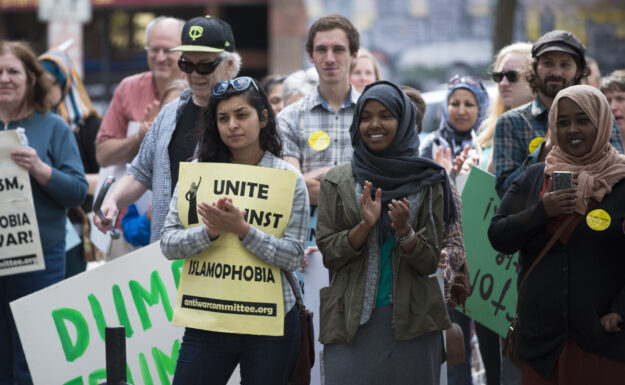 PROTEST MOT ISLAMOFOBI: Flere hundre mennesker samlet seg i en marsj og demonstrasjon for å fordømme hatefulle ytringer og trusler mot muslimer, i Minneapolis, USA, i 2016. Foto: Fibonacci Blue/Flickr