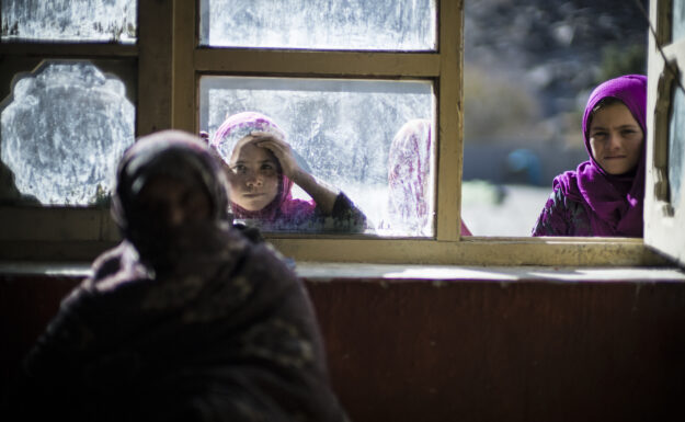 Kvinner i Afghanistans Gula Ram-samfunn har følt virkningene av klimaendringene i regionen, og har opplevd reell mangel på mat til sine familier og husdyr. Rikelig vann pleide å renne fra fjellene rundt landsbyen. — Det kommer knapt nok vann fra fjellene, vi har ikke nok vann til å drikke, sier de. Foto: OCHA/Liz Loh-Taylor.