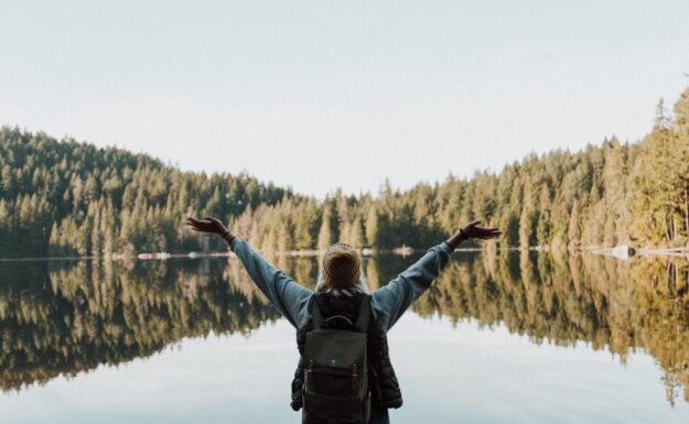 FNs lykkeindeks rangerer land basert på hvor lykkelige befolkningen er. Finland troner på toppen for sjette år på rad, mens Norge havner på sjuende plass. Foto: Priscilla Du Preez/Unsplash