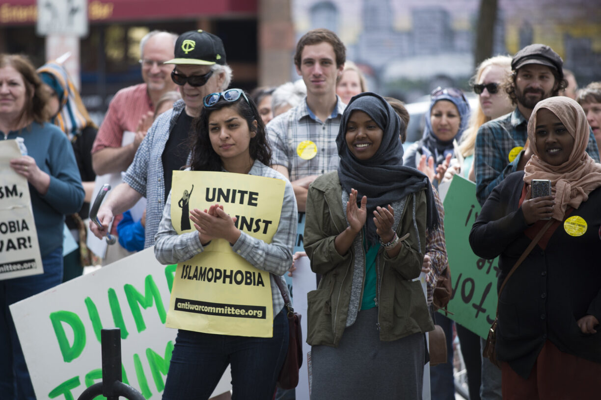 PROTEST MOT ISLAMOFOBI: Flere hundre mennesker samlet seg i en marsj og demonstrasjon for å fordømme hatefulle ytringer og trusler mot muslimer, i Minneapolis, USA, i 2016. Foto: Fibonacci Blue/Flickr