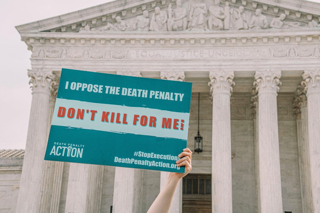 En demonstrasjon mot dødsstraff, utenfor USAs høyesterett i Washington, D.C. Foto: Unsplash/Maria Oswalt.