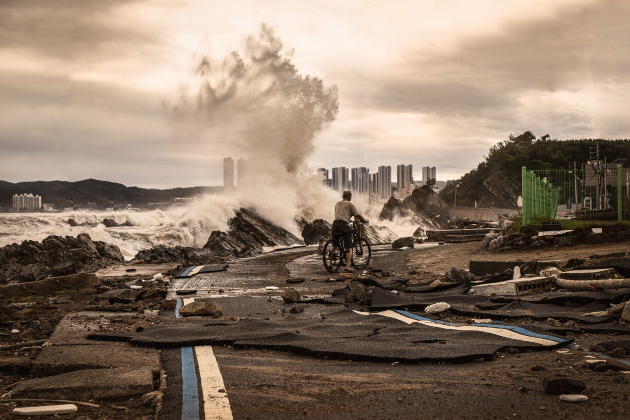 En ny UNEP-rapport viser at verden går i feil retning mot klimatilpasning. Bildet viser morgenen etter tyfonen Hinnamnor rammet Sør-Korea i 2022. Dette bildet er en av vinnerne i WMOs 2024-kalenderkonkurranse. Foto: WMO/Eun Ok Cho.