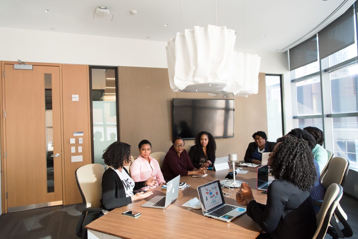 En fersk ILO-rapport viser til en rekke lærdommer fra pandemien, som for eksempel at bedrifter med proaktive teknologiinvesteringer var bedre posisjonert til å navigere rundt covid-19-forstyrrelsene. Foto: Photo by Christina @ wocintechchat.com/Unsplash.