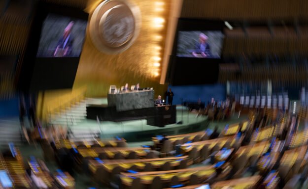 I februar orienterte FN-sjefen Generalforsamlingen om hans visjon for fremtidens FN. En ny «policy brief» gir flere detaljer om hvordan FN-organisasjoner må endre tilnærming for å sikre fremgang mot bærekraftsmålene. Foto: UN Photo/Manuel Elías