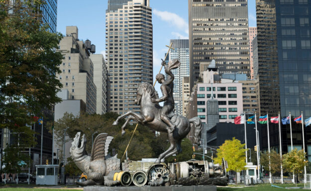 Skulpturen "Good defeats evil" utenfor FN-bygget i New York. Skulpturen viser St. Georg som overvinner dragen, og dragen er laget av rester fra Sovjetiske og Amerikanske missiler. Foto: UN Photo/Rick Bajornas