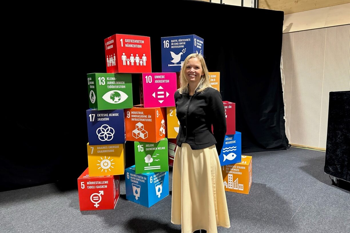 Generalsekretær i FN-sambandet, Catharina Bu, under lanseringen av bærekraftsmålene på sørsamisk og lulesamisk i Snåsa i fjor. Foto: FN-sambandet