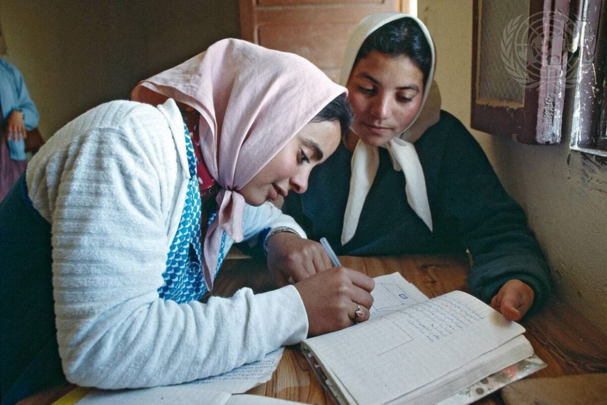 En ung kvinne deltar på voksenopplæring i lesing og skriving i Maktar, Tunisia. Foto: UN Photo/Sanjeev Kumar