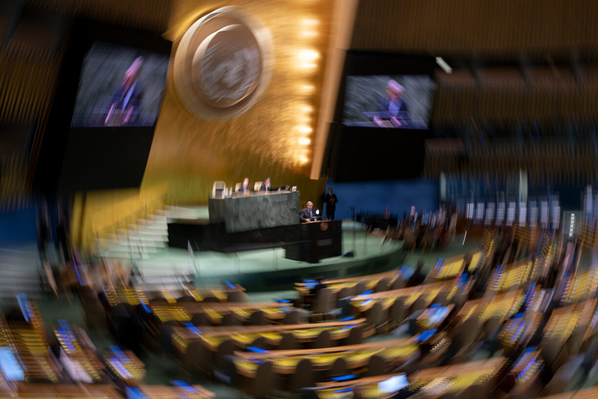 I februar orienterte FN-sjefen Generalforsamlingen om hans visjon for fremtidens FN. En ny «policy brief» gir flere detaljer om hvordan FN-organisasjoner må endre tilnærming for å sikre fremgang mot bærekraftsmålene. Foto: UN Photo/Manuel Elías.