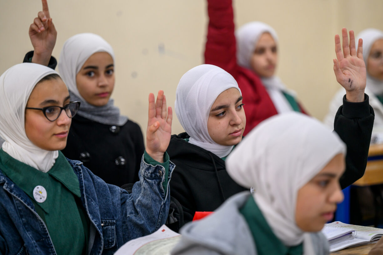 Palestina har bedt FN om å gjenoppta søknaden om å bli et medlemsland i FN. Bildet viser elever ved en UNRWA-skole for jenter i Wihdat-leiren for palestinske flyktninger i Amman i Jordan. Generalsekretær António Guterres besøkte skolen mens han var i Jordan i mars. Foto: UN Photo/Mark Garten.