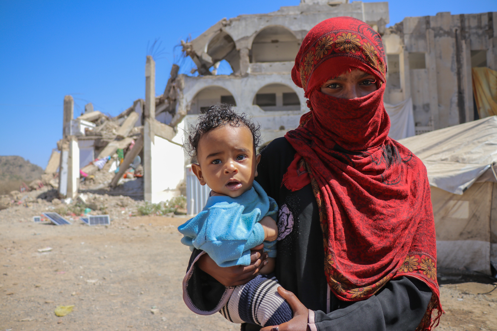 Fordrevet kvinne med barn i Jemen, 2020.