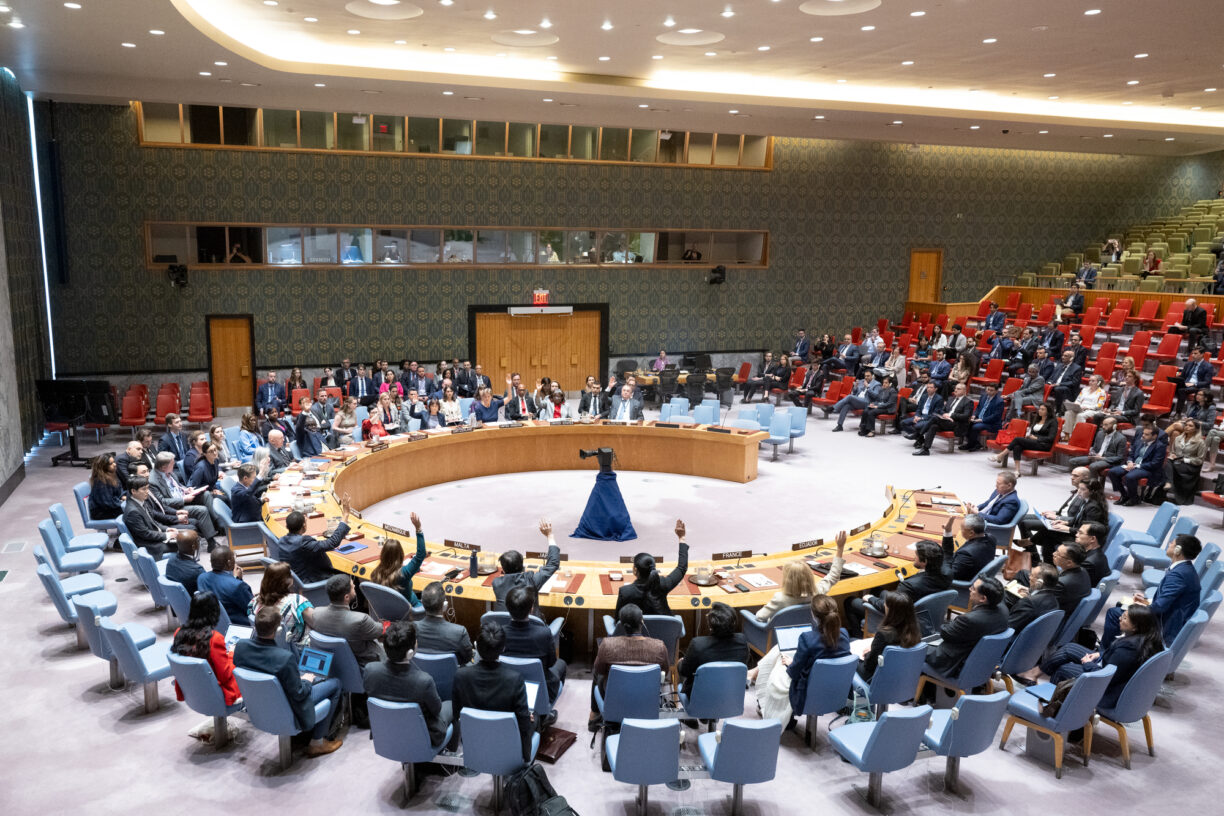 FNs sikkerhetsråd har endelig klart å bli enige om en resolusjon som krever en «umiddelbar, fullstendig og fullstendig» våpenhvile i Gaza. Her vises Rådet mens medlemmene stemmer for resolusjonsutkastet. Foto: UN Photo/Eskinder Debebe
