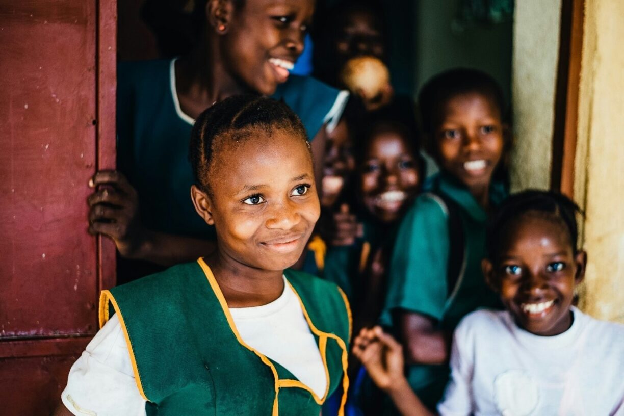 Skolejenter i Sierra Leone. Etter at landet fikk ny regjering i 2018 har de gjennomgått en utdanningsrevolusjon og flere jenter enn aldri før få gå på skole. Foto: Unsplash/Annie Spratt.