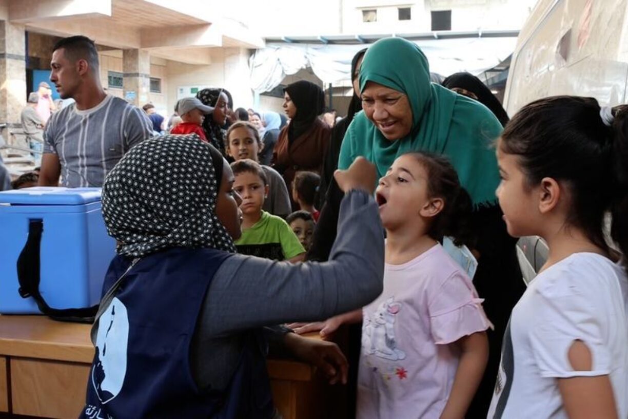 Etter tre dager med en massevaksinasjonskampanje mot polio har FN klart å gi den livreddende vaksinen til flere barn enn planlagt. Foto: UN News/Ziad Taleb