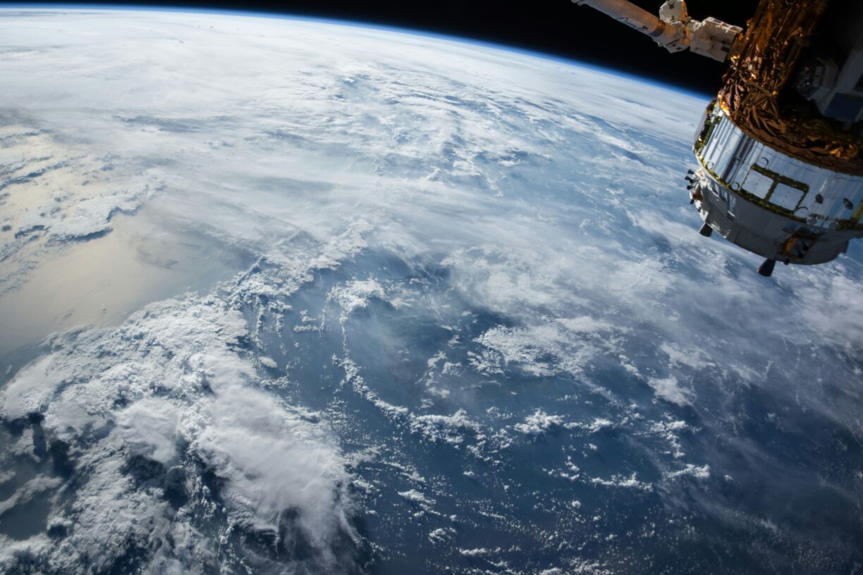 Klimaendringer er en av de viktigste utfordringene i vår tid. FN mener romteknologi og kunstig intelligens kan bidra til global handling. Foto: NASA/Unsplash