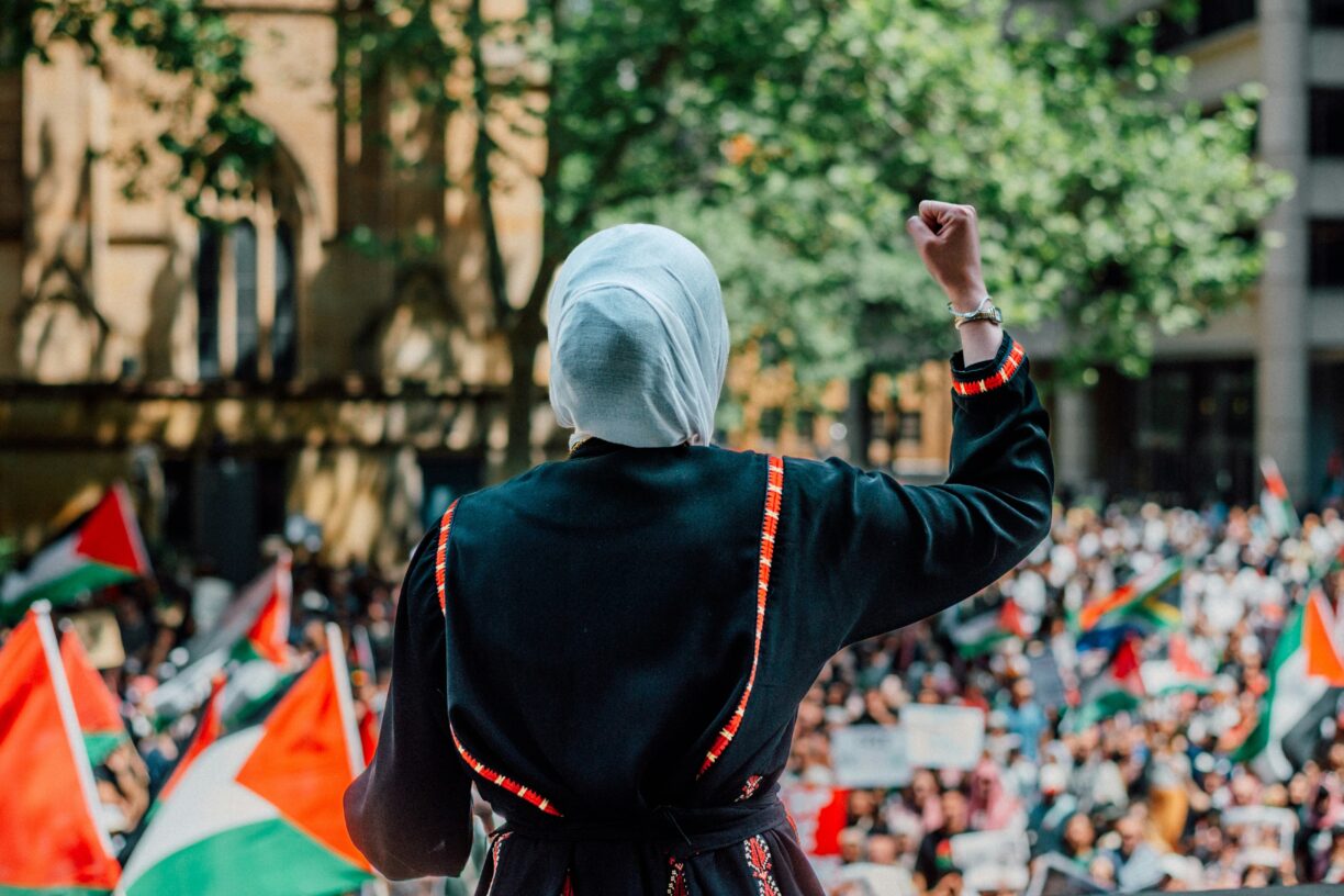 På søndag 19. januar 2025 trådte en ny våpenhvileavtale mellom Israel og Hamas i kraft.  FN-sambandet gir deg hva sier FN, og hva denne avtalen innebærer. Foto: Unsplash/Nikolas Gannon