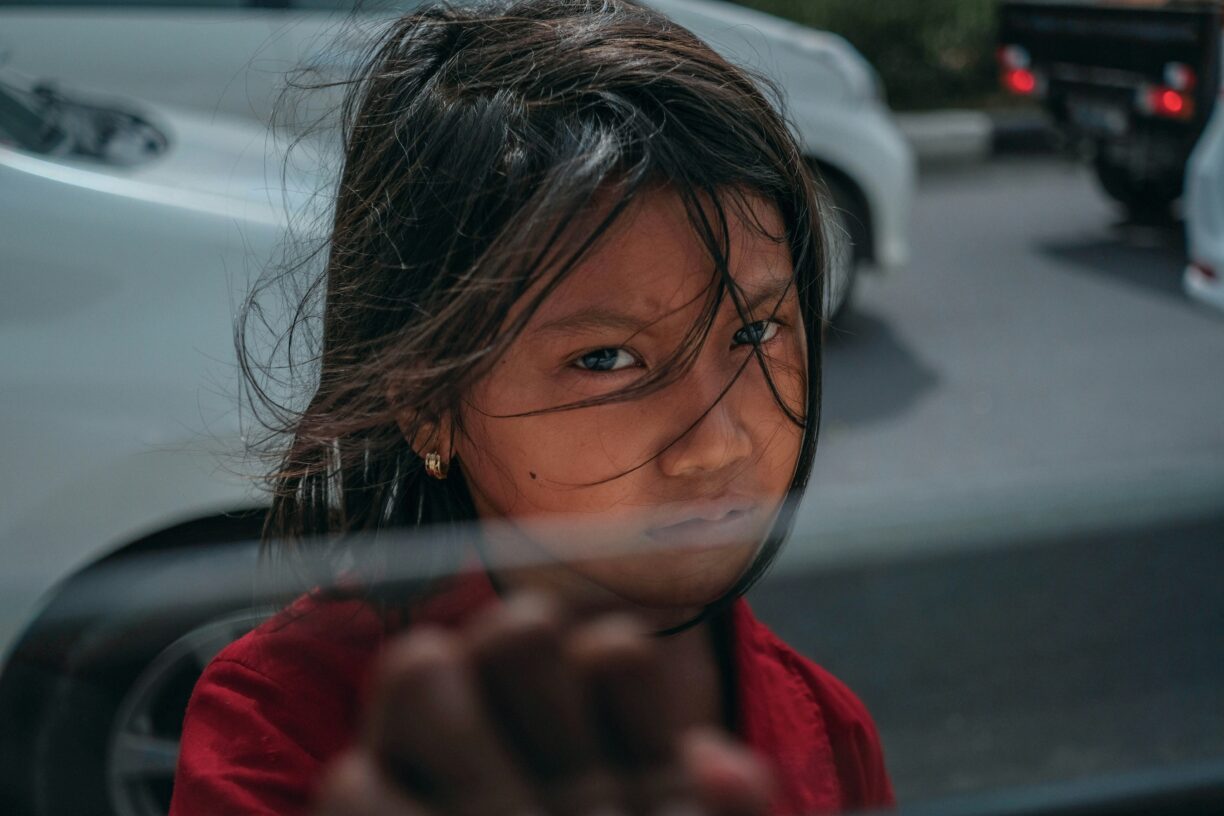 En fersk ILO-UNICEF-rapport viser at 138 millioner jenter og gutter fortsatt er fanget i barnearbeid – selv om verdens ledere lovet at man skal avskaffe denne skadelige praksisen innen 2025. Foto: Unsplash/Nuno Alberto