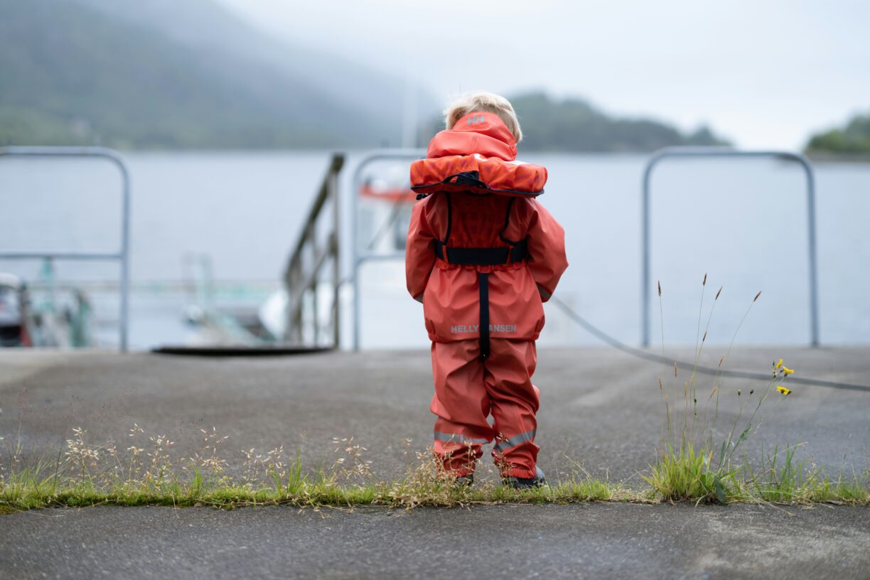 Denne uken skal Norge ha sin høring i FNs barnekomité. Denne skal se på om landets barnepolitikk- og praksis har blitt bedre, og hva som fortsatt må gjøres. Foto: Unsplash/Svein Sund